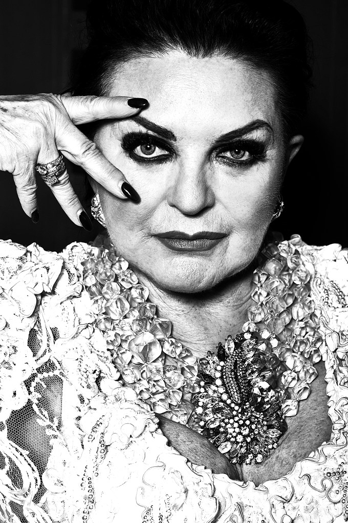 DT500MAG hadde møt Lilli Bendris gjennom mystiske tilfeldigheter, vi er i samme familie med karma og er alltid nysgjerrige på esoteriske nyheter. Vi er meget takknemlige for en kongelig mulighet til å møte åndenes dronning i hennes slott på ”Kollen” i Oslo. Vi føler oss som vi er på tv og lager Åndenes Makt backstage...Selve Lilli Bendriss er vi hos, en kjent TV medium fra tv serie ”Åndenes Makt”, og grunnlegger av Bevisthetsakademiet. Lilli beharsker sin spott så begynner vi vår langventende dialog… DT500MAG: -Lilli hvor kommer du fra? lilli5nyLILLI: - Jeg vokste opp på Hareid, begynner Lilli, en øy utenfor Ålesund på Vestlandet. Mine foreldre var selvstendige næringsdrivende begge skredderutdannet, og i årene etter krigen var det stor etterspørsel etter nye klær. Jeg vokste opp på toppen av en liten konfeksjonsfabrikk og hjalp til i fabrikkutsalget fra jeg var 12-13 år gammel. Dette formet mitt tankemønster Det å bygge opp og skape noe for seg selv. Være selvstendig. Jeg visste tidlig at jeg måtte arbeide kreativt og etter å ha fulgt min mor til frisøren var det klart at det eneste jeg ønsket å bli her i verden var frisør, noe jeg også utdannet meg til. LILLI: - Jeg kan forresten huske at jeg allerede som 8 åring gikk rundt i bygda. Banket på dører for å selge flettede kurver min bestemor hadde laget. Med stor suksess faktisk. Kjøpmannstalentet fikk mulighet til å utvikle seg i de omgivelsene jeg vokste opp i. Jeg var klar over at for å få til noe, var det hardt arbeid som gjaldt, suksess kom ikke seilende som en gavepakke. Imidlertid var ikke livet på en liten øy noe for meg. Eventyrlysten sitret i blodet. Jeg ville leve et spennende liv og reise verden rundt og den første muligheten ble å flytte til Ålesund hvor jeg gikk i frisørlære. Bodde på en liten hybel i en kjelleretasje hvor jeg stadig fikk besøk av små frosker. Vel, ingen av dem var en fortrollet prins, så de ble lempet ut av vinduet. Jeg var fattig på penger ,men rik på opplevelser. Jeg hadde startet på reisen og jeg hadde et mål. Jeg skulle til Oslo og jeg skulle starte min egen frisørsalong. DT500MAG: - Hva er Oslo for deg? LILLI: - Jeg elsker Oslo. Jeg har virkelig reist rundt i verden ,men det er alltid godt å komme hjem. Føler at Oslo har fått internasjonal status og at den ånden jeg opplevde som liten. Det kreative ,skapende fortsatt eksisterer i store deler av samfunnet. Det bekymrer meg dog at vi beskytter våre barn litt for mye. Ser trenden som velstand gir. Vi øser ut gaver ,men blir de verdsatt? Jeg husker hvordan jeg lengtet etter den spesielle dukken, eller de røde skoene. Hvordan jeg sparte ukepengene mine og den enorme gleden når de endelig ble mine. Kanskje hadde det tatt et år. Det å drømme og strekke seg etter noe er en viktig del av vår utvikling som bevisste mennesker. De samme barna som får alt så lett, kan være lite rustet til å møte verden som unge, voksne hvor kravene til dem kan føles enorme. Og de lander med et brak. Jeg møter mange av disse unge i mitt arbeid. Det å hjelpe mennesker med å finne sitt selv verd er nettopp essensen i det jeg søker å formidle. DT500MAG: - Hvordan er det å være medium ? LILLI: - Det å være et Medium består av mange fasetteR. Først å fremst representerer det for meg brobygging mellom det synlige. Det vi kan ta og føle på ,det logiske, og det usynlige, der hvor våre visjoner og drømmer skapes, hvor lengselen hviler og strekker seg mot håpet av mulighetene vi alle har til å manifestere våre visjoner. Når vi føler oss verdiløse ,har mistet troen på at vi kan, når motgangen blir for stor da søker jeg å inspirere, formidle tankens kraft. At vi er noe mer og at den usynlige verdenen er der for å støtte oss og gir oss subtile signaler på det. Jeg har i mange år holdt foredrag, samlinger og kurs og det er sterkt å se mennesker flytte rammer og vokse ut av A4 boksen. Jeg er ingen terapeut men heller en igangsetter for forandring . DT500MAG: - Hva er trancsendence for deg Lilli? lilli LILLI: - Å transendere, å selv realisere er for meg det som driver evolusjonen fremover .Det er da menneskene kan forstå og få en opplevelse av enhet, være i ett med skapelsens essens og dette vil påvirke deres liv i henhold til empati, være mindre fordømmende. For å bruke et moderne språk. Fremsnakking istedenfor baksnakking. I en alder av 42 år ,hvor jeg hadde møtt veggen og hvor livet føltes tomt og meningsløst hadde jeg en transenderende opplevelse hvor en enorm kraft strømmet gjennom meg . Jeg opplevde å reise gjennom tid og rom og hadde en intens opplevelse av at denne kroppen, dette mennesket som het Lilli og hadde sin historie som hadde formet henne som person, var bare en bitte liten del av hvem hun egentlig var. At livet ,eller livene hennes var en uendelig skapende dialog med kilden hvor alt strømmet ut av og at denne åndelige tilstedeværelsen også kommuniserte, på tvers av tid og rom med meg. Dialogen startet gjennom inspirert skriving. Hvor de vakreste dikt og historier ble festet på papiret i løpet av noen minutter .Dette utviklet seg til et stadium hvor jeg opplevde det å kanalisere gjennom stemme en lett transe-tilstand. Mennesker begynte å oppsøke meg, og dialogen ble da rettet mot individets behov for større forståelse av sitt liv eller vanskelige situasjoner de befant seg i. Jeg kunne ikke påvirke ordene, eller informasjonen. Jeg var et instrument, en formidler av kunnskap som lå langt over hva jeg ville kunne sagt eller svart. Jeg opplevde en stor kjærlighet og omsorg gjennomstrømme meg i denne settingen. Budskapet var alltid i sin essens. Tro at du er elsket ,tro at du kan ,tro at du er unik og verdifull, og ja, selvfølgelig praktiske henvisninger for gode grep å ta i de forskjellige settingene menneskene befant seg i. Som regel var det forståelsen av karma, årsak og virkning. Ting som ble belyst, og av og til viktige beskjeder fra den andre siden som gav aha-opplevelse. DT500MAG: Hvem er de du hjelper til? LILLI: - De som kommer til meg er alt fra unge mennesker til godt voksne, karrieremennesker, politikere ,advokater, husmødre ,idrettsfolk. Mest kvinner må jeg nok si. I dag opplever jeg stor interesse for åndelige tilnærming populært kaldt Den Alternative Verdenen. Alternativmessene er et bevis for det . Stor tilstrømning hvert år og jeg har selv holdt foredrag for stappfull sal. Jeg tror at Tv-serien Åndenes Makt har vært med på å skape større åpenhet ,forundring og dialog i disse årene. Og at det nok var min rolle i denne inkarnasjonen å kommunisere og formidle på denne måten. Det finnes i dag mange seriøse skoler, utdanninger innenfor temaet og jeg har selv valgt å starte Bevissthetsakademiet. Jeg selv stod ganske alene og måtte finne ut av mange ting i begynnelsen av min åpning mot det ukjente. Nå er det lettere for den søkende og ja, det er mange veier til Rom. DT500MAG: -Hvordan opplever du kreativiteten? LILLI: -Jeg opplever at det er viktig å være en del av et kreativt felleskap og jeg har min klan rundt meg. Jeg opplever at jeg aldri noensinne kan bli utlært og at livet selv er den skapende prosessen hvor nye innsikter erstatter de gamle. Det som hjalp meg til å realisere mine ideer var opplevelsen av at det var riktig og viktig det jeg gjorde og at derfor var universet på min side i dette. Tro kan flytte fjell, men det må nok en del arbeid og fokus og vilje til å stå i det selv om det butter. DT500MAG: -Har du noen mentorer? LILLI: -Jeg hadde ingen mentor i jordisk kropp men opplevde vel heller at åndeverdenen gav meg den innsikten trengte og tro ikke at jeg kunne spørre om hvordan ting gikk. Nei, jeg måtte gå visdomsveien og så ville konsekvensen av mine valg bli min fremtid . DT500MAG: - Lilli hva er dine planer? LILLI: - Jeg ønsker fortsatt å formidle og gjennom TV når man mange mennesker. Så det er et forum jeg gjerne vil gjøre noe mer med. Web TV er på trappene og jeg er med på å starte en spirituell kanal ,i en liten målestokk foreløpig men det er spennende. Har alltid vært grunder. DT500MAG: -Har du blitt utestengt for noe? lilli6bwcropLILLI: - Jeg har faktisk ikke blitt utestengt fra noe selv om det jeg arbeider med er såpass sært at det kunne klassifisere til det. Jeg bryr meg ikke så mye om hva andre mener så lenge jeg står 100 prosent for hva jeg gjør. Jeg misjonerer ikke og har evnen til å blende inn stort sett overalt. Jeg lever et aktivt sosialt liv blant mennesker som ikke deler min tro, og er opptatt av ikke å være ensporet i min dialog og kunne by på meg selv med selvironi, humor og glimt i øyet. Så har jeg min spirituelle klan hvor vi snakker om engler, mestere og avdøde bestemødre. Vi er alle unike stjerner på Guds himmel tenker jeg. DT500MAG: -Lilli kan du vær så snill sende en positiv energi til alle våre lesere, en sånn positiv utstråling? LILLI: -Gode tanker sendes og mottas av de som ønsker å motta dem. Og jeg sender mine til dere lesere. Må livet bli en velsignet reise for hver og en av dere og kanskje møtes vi i skumringstimen mellom dag og natt ,der hvor drømmer skapes. Så la oss skape sammen og la det gode i oss få strømme fritt!